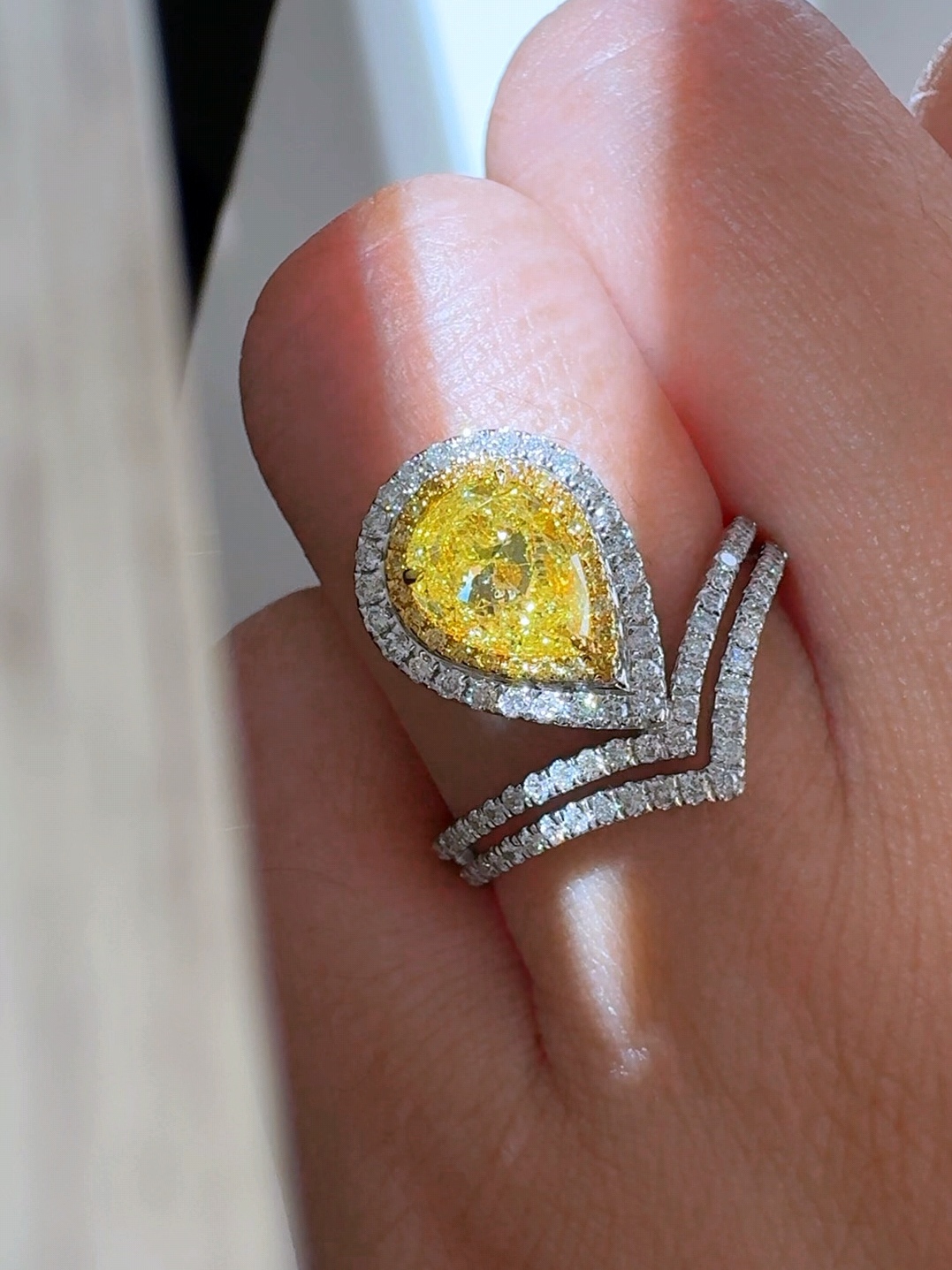 主石GIA证书1.00克拉FY中彩黄SI2水滴形黄钻戒指，经典双V款