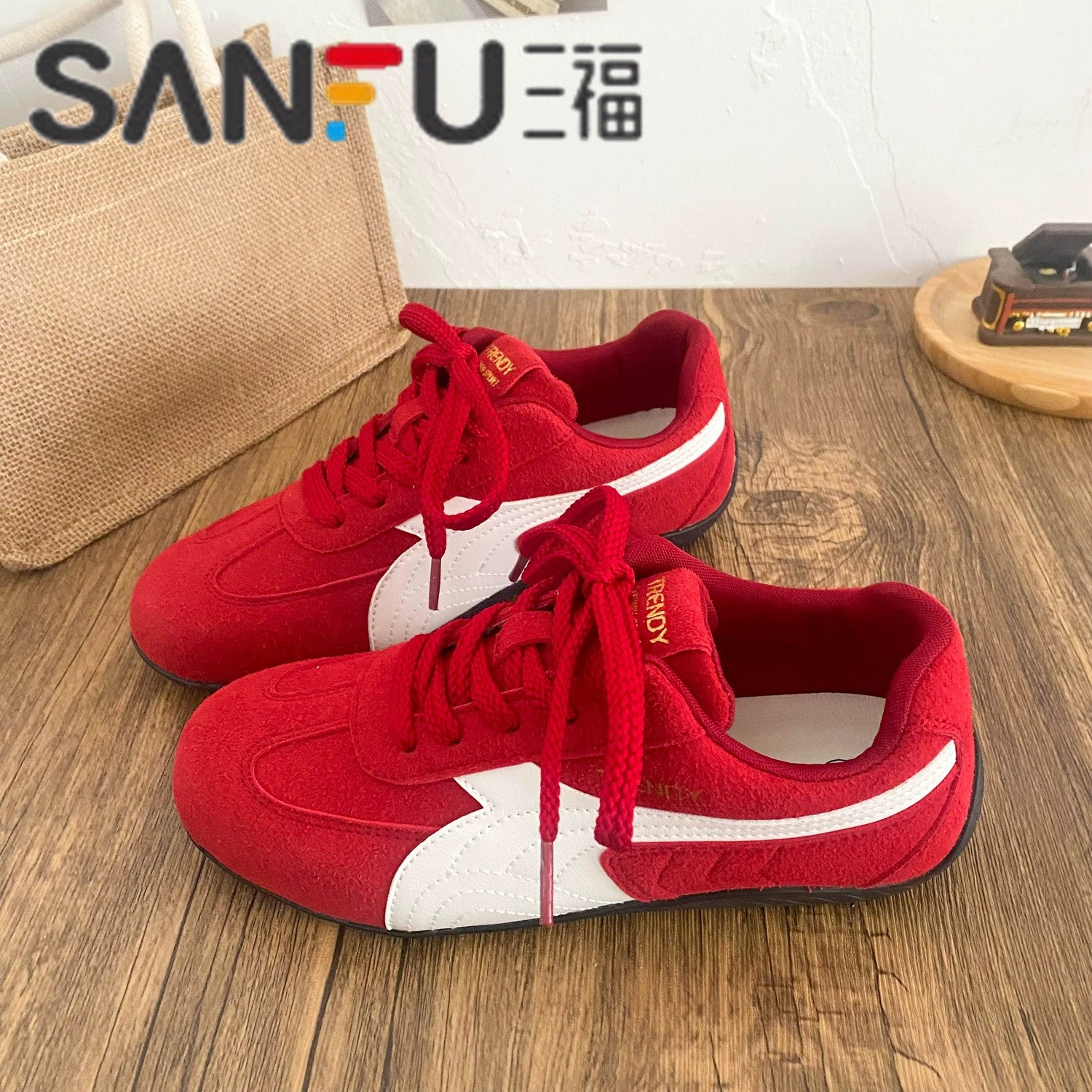 三福爆款阿甘鞋女2025年新款春季爆款百搭复古轻便港风平底板鞋女