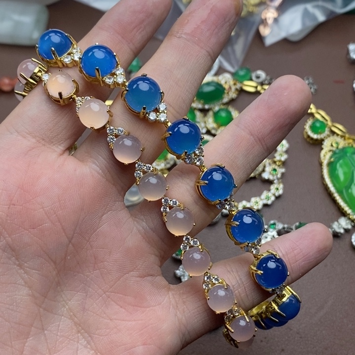 姬***泷石英质玉未镶嵌手链