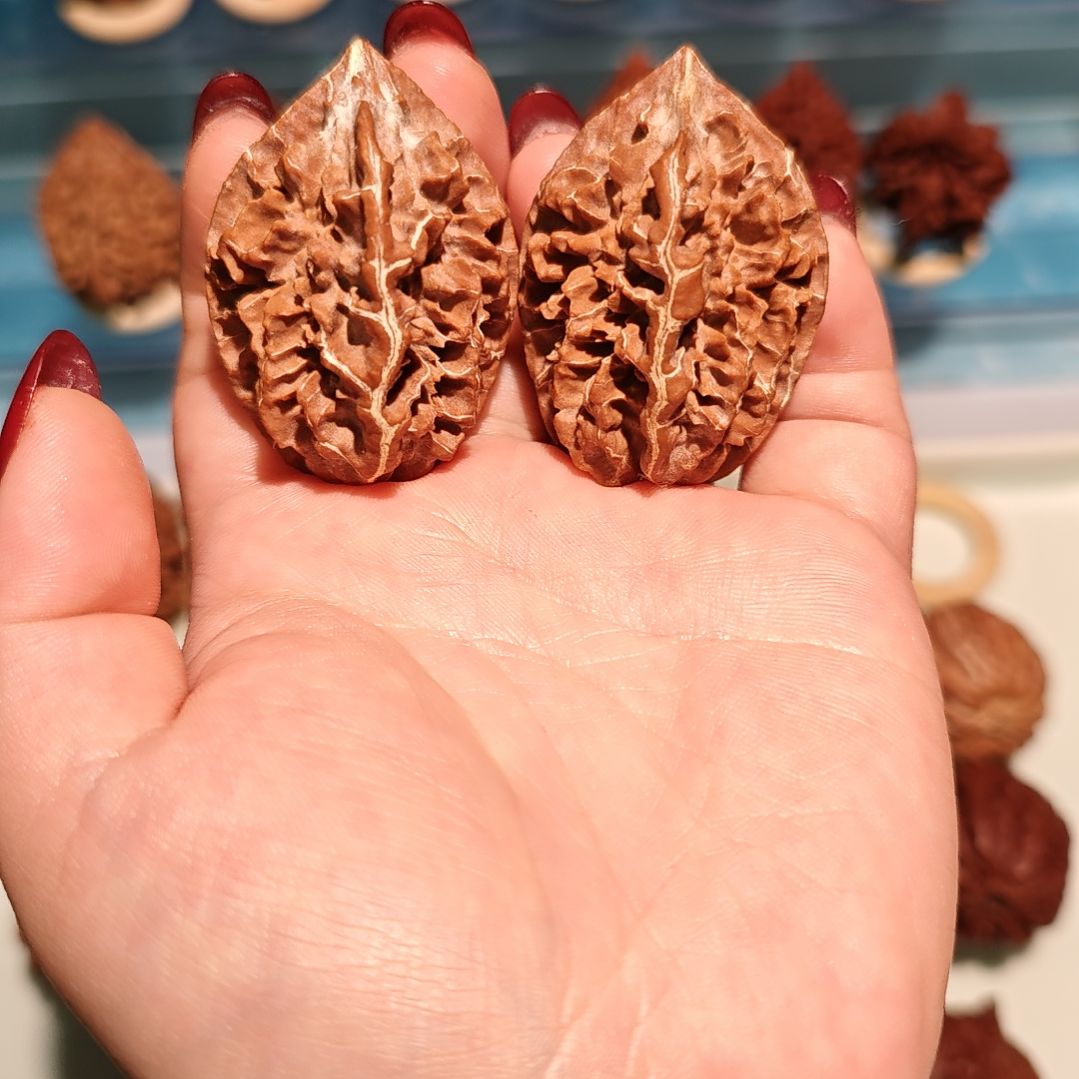 张***力文玩核桃吊坠老树龙骨名品