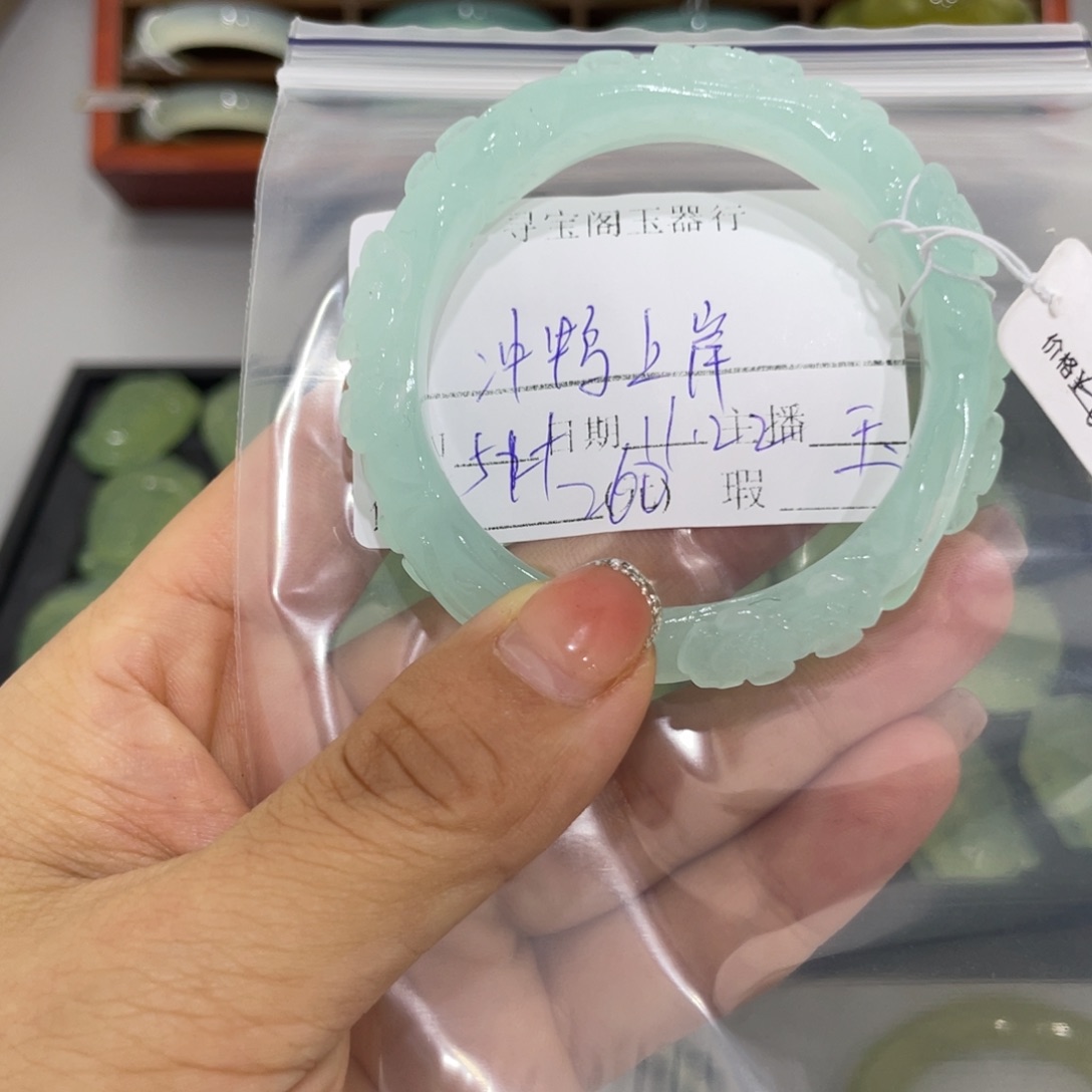 未镶嵌蛇纹石玉颈饰冲***岸