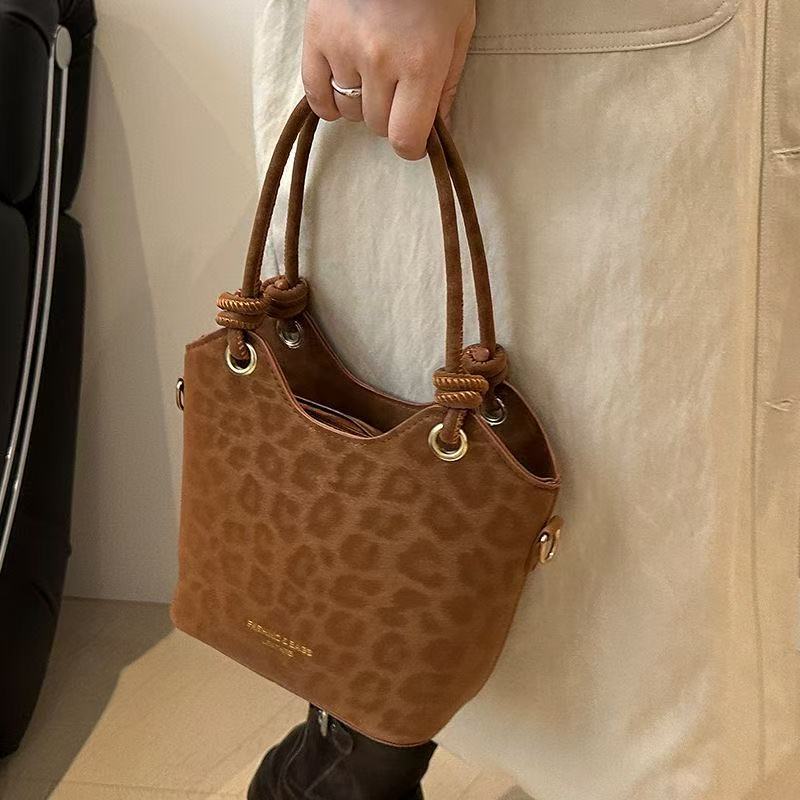 高级质感水桶包包女2025秋冬新款时尚斜挎包女小众百搭单肩手提包