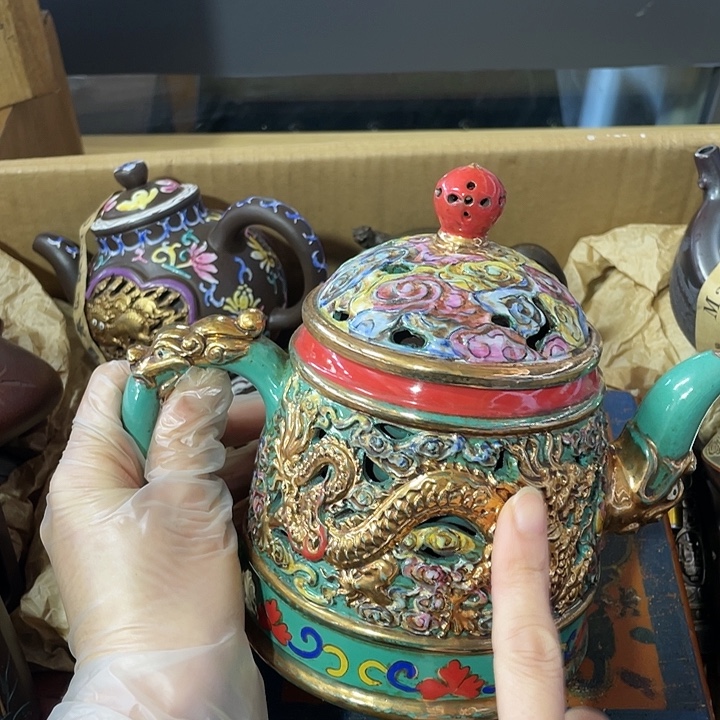 紫砂茶壶原矿泥料，纯手工制作的一把紫砂壶。