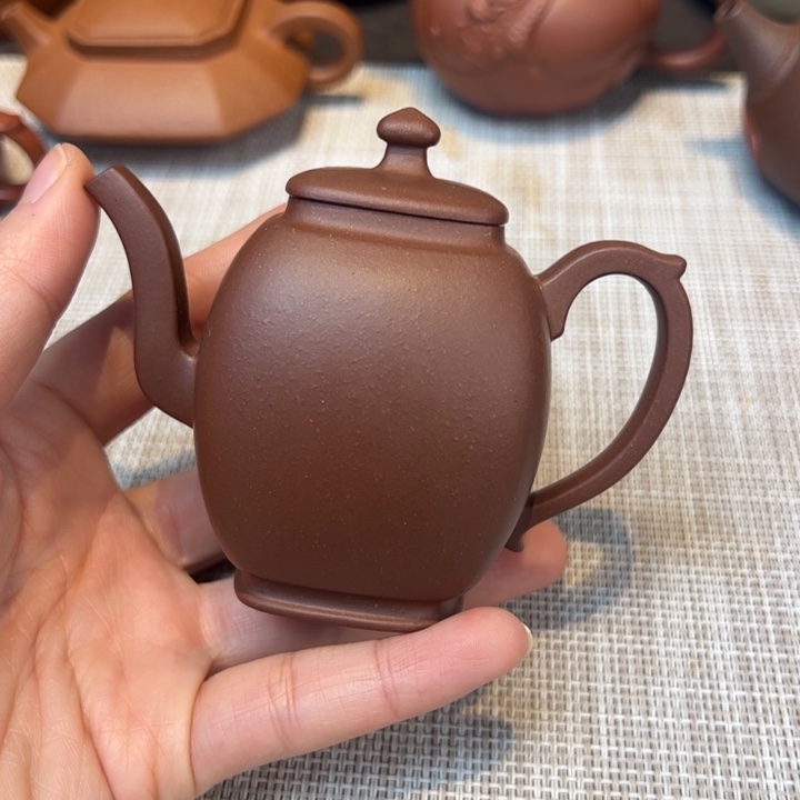 茶壶紫砂紫泥，容量130毫升，紫泥