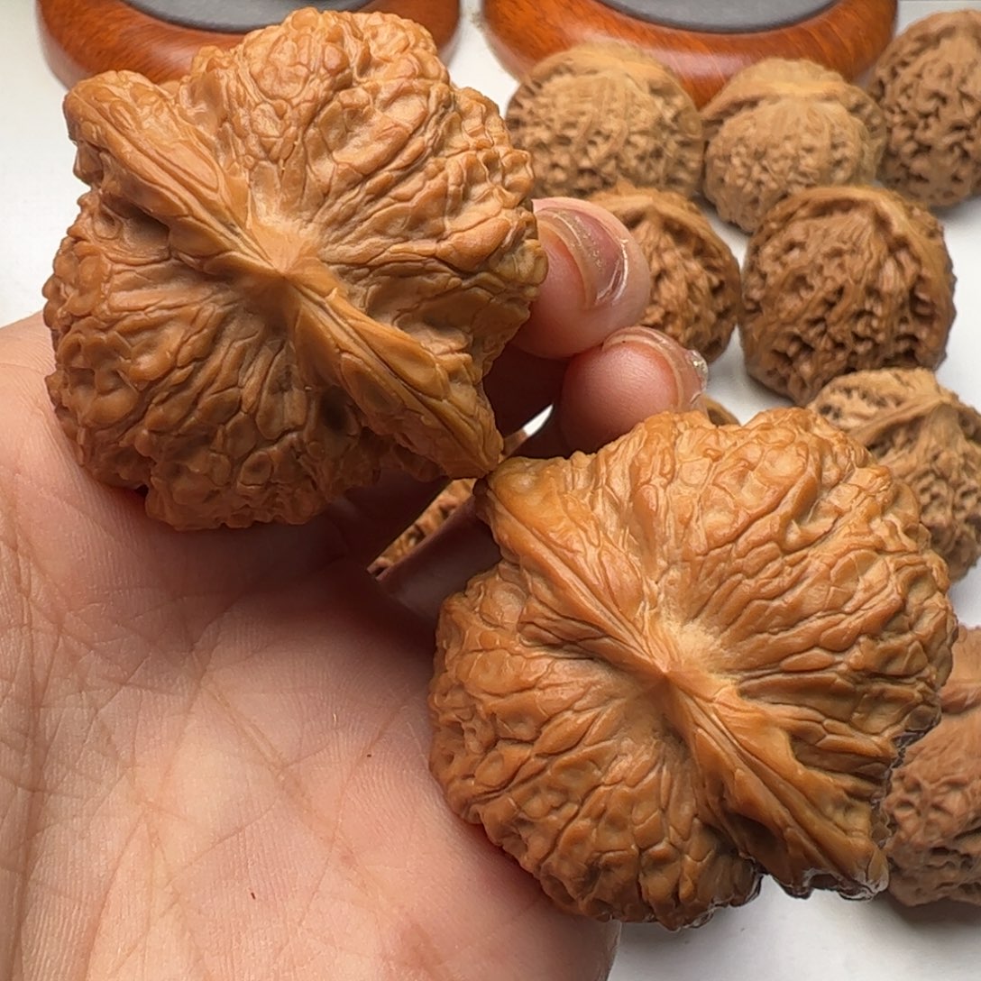 文玩核桃吊坠血麒麟43