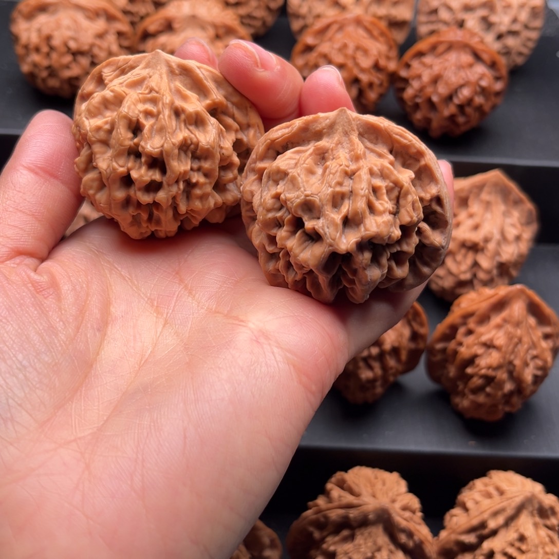 泡***弟文玩核桃把件大花修边