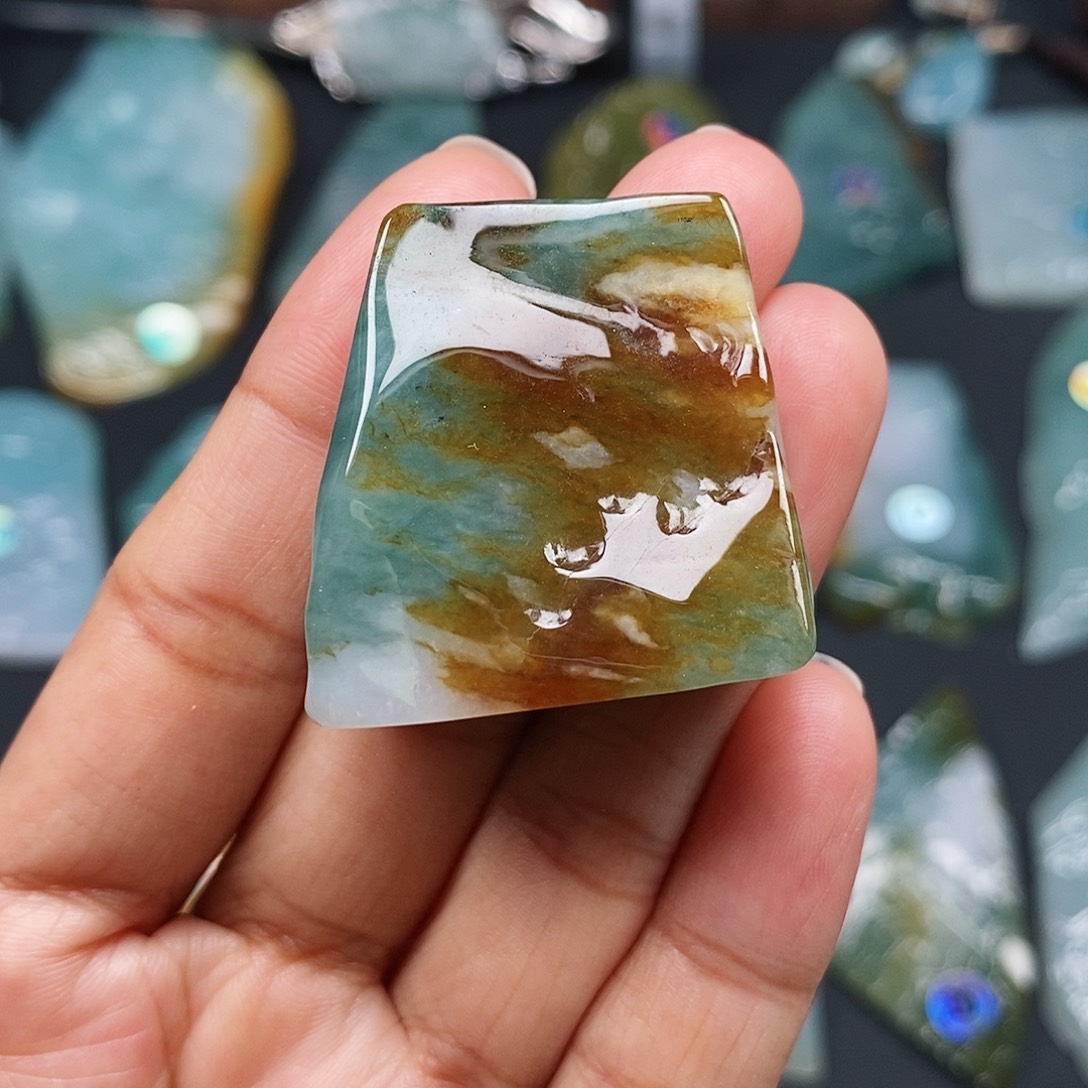 翡翠颈饰未镶嵌翡翠