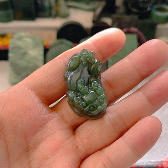 蛇纹石玉颈饰未镶嵌