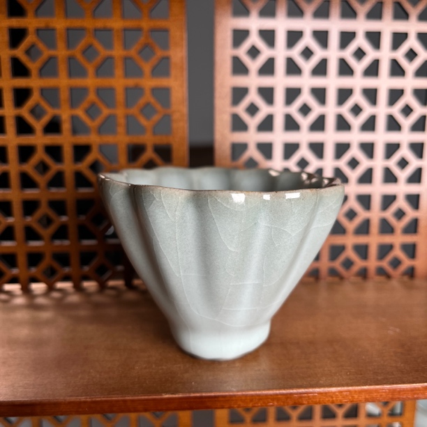 修内司花口瓣天青釉主人杯