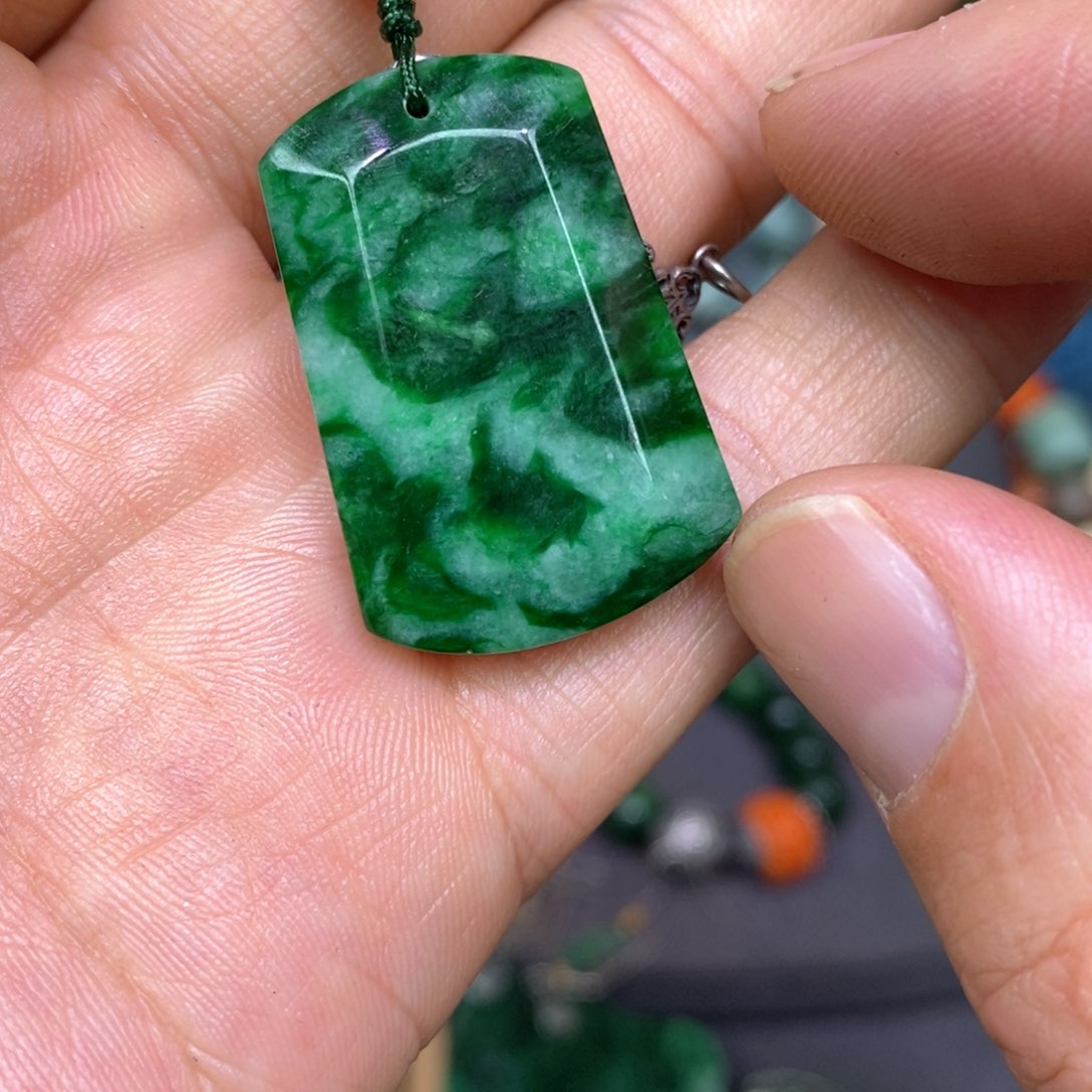 翡翠颈饰未镶嵌漂亮美眉