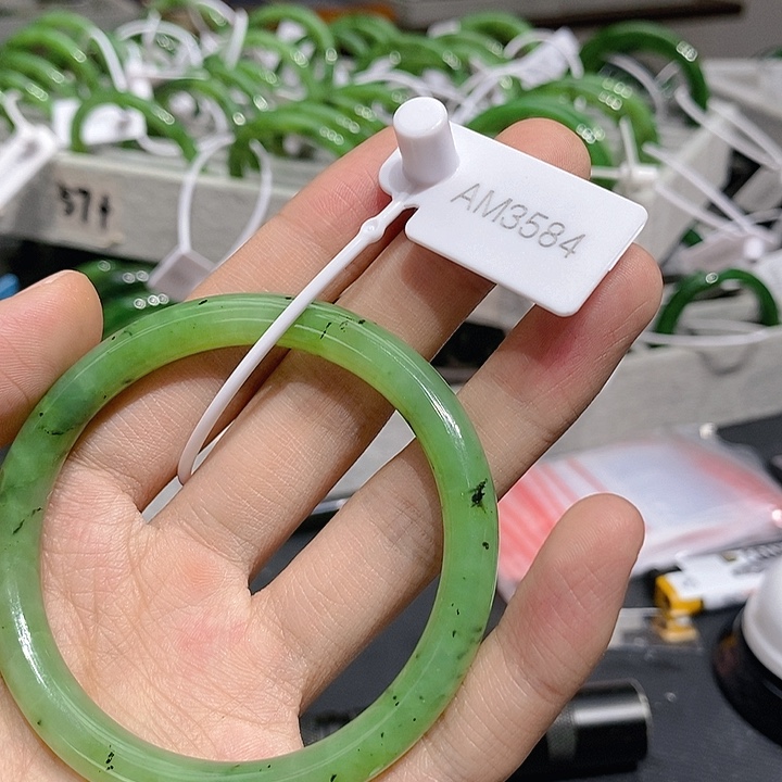 :***媛和田玉未镶嵌手镯