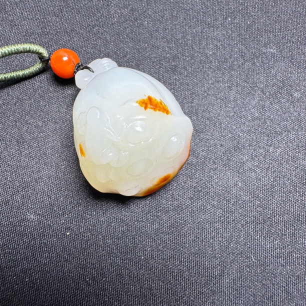 637-和田玉带皮呱呱来财莲子挂坠手工女款