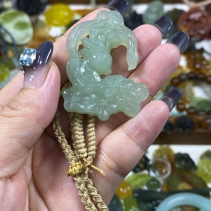未镶嵌蛇纹石玉吊坠