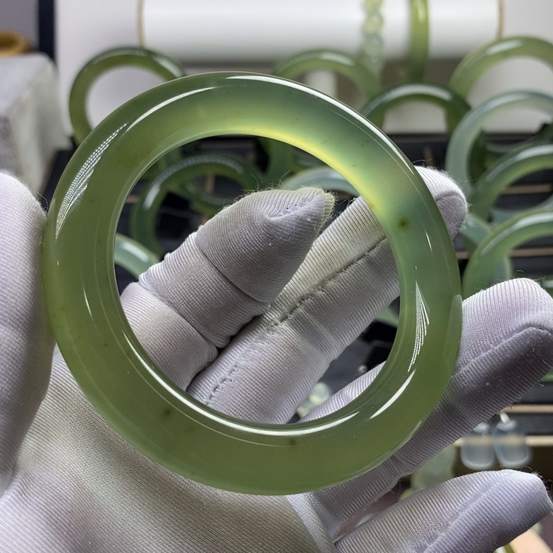 蛇纹石玉未镶嵌手镯