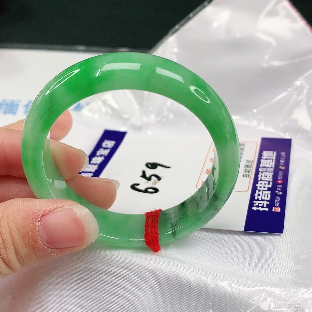 翡翠手镯未镶嵌翡翠