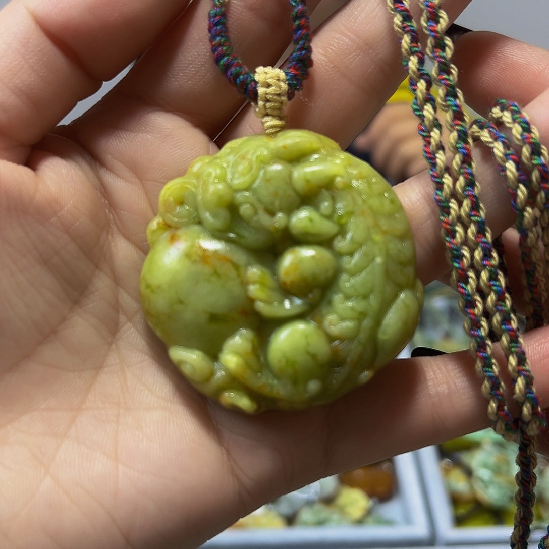 蛇纹石玉未镶嵌颈饰