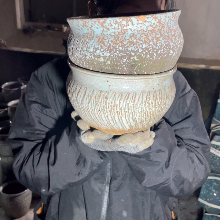 紫砂花盆口20高12瑕疵瑕疵