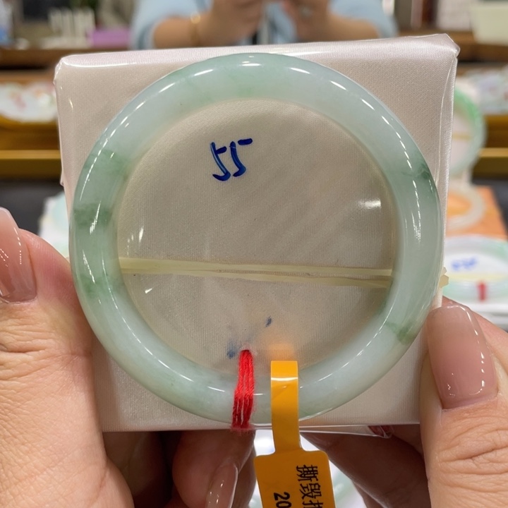 翡翠手镯未镶嵌翡翠