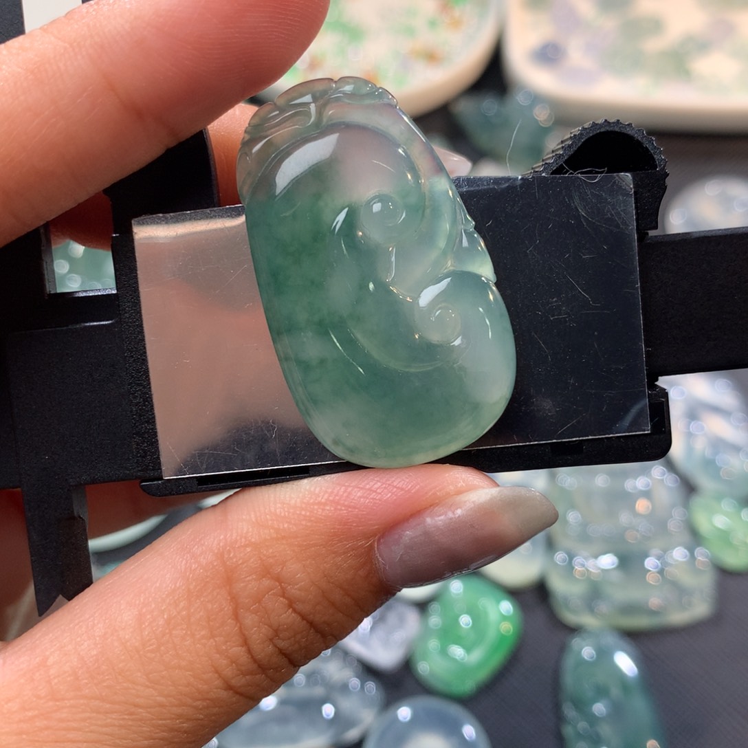 翡翠裸石未镶嵌飘花如意