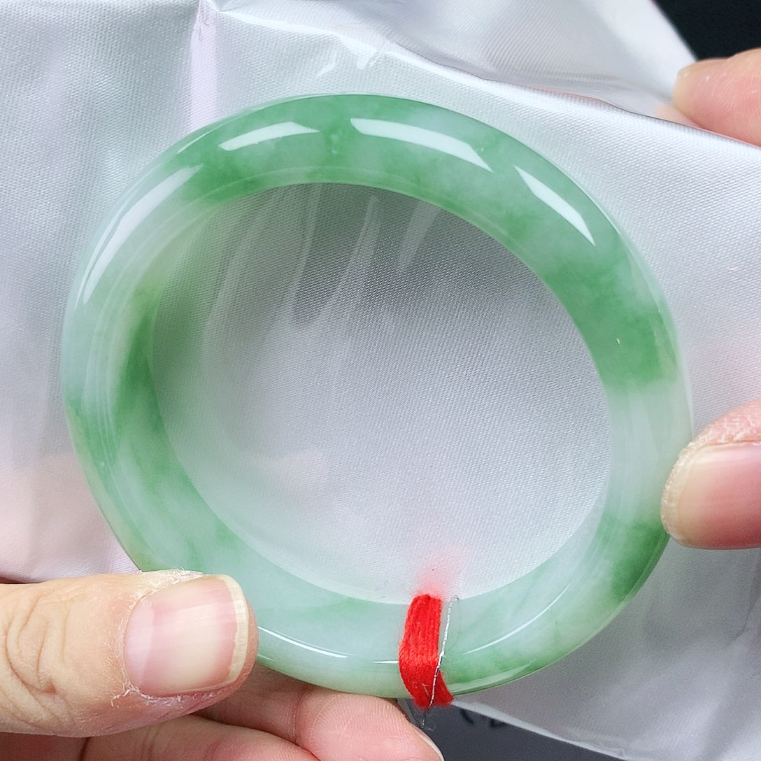 翡翠手镯未镶嵌56圈