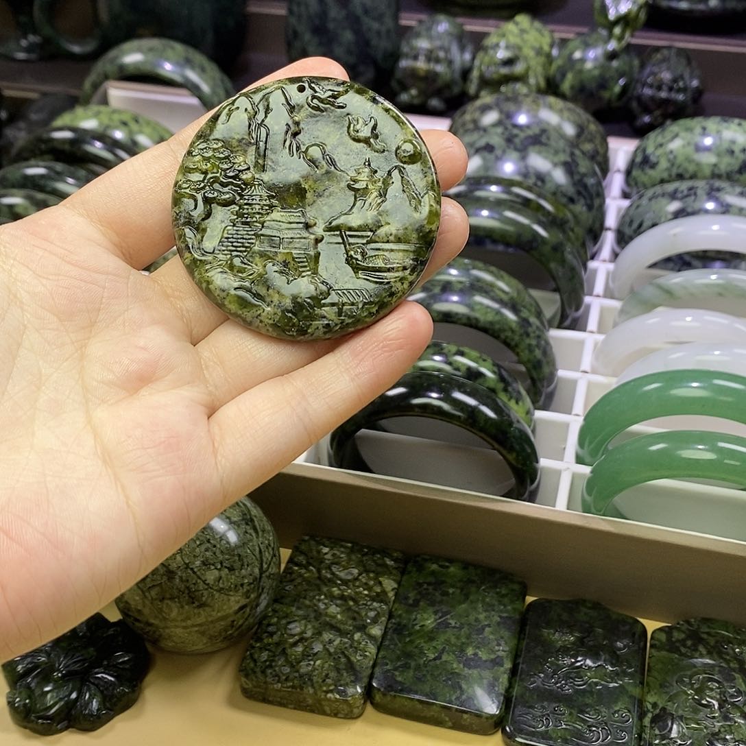 蛇纹石玉未镶嵌吊坠