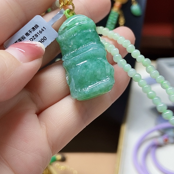 翡翠未镶嵌颈饰吊坠