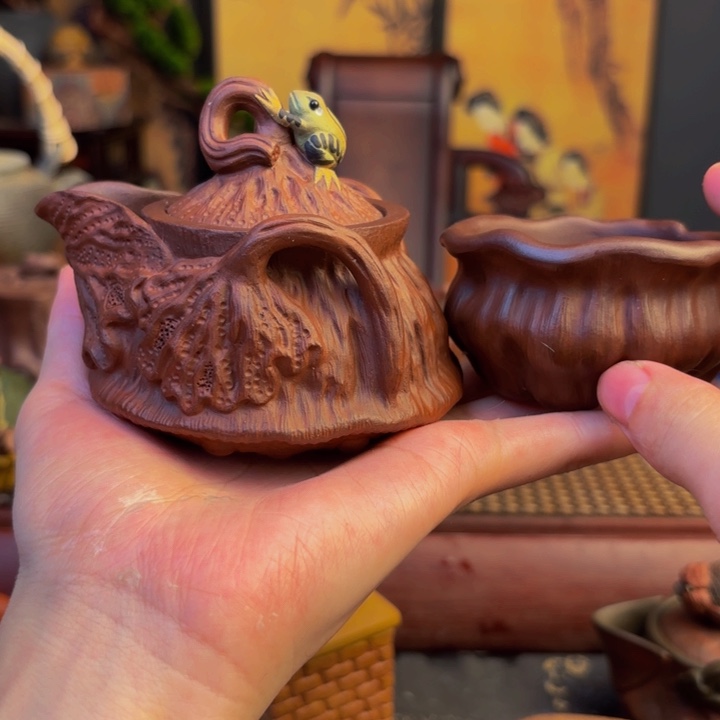 峥**月那就让他们来帮她找下