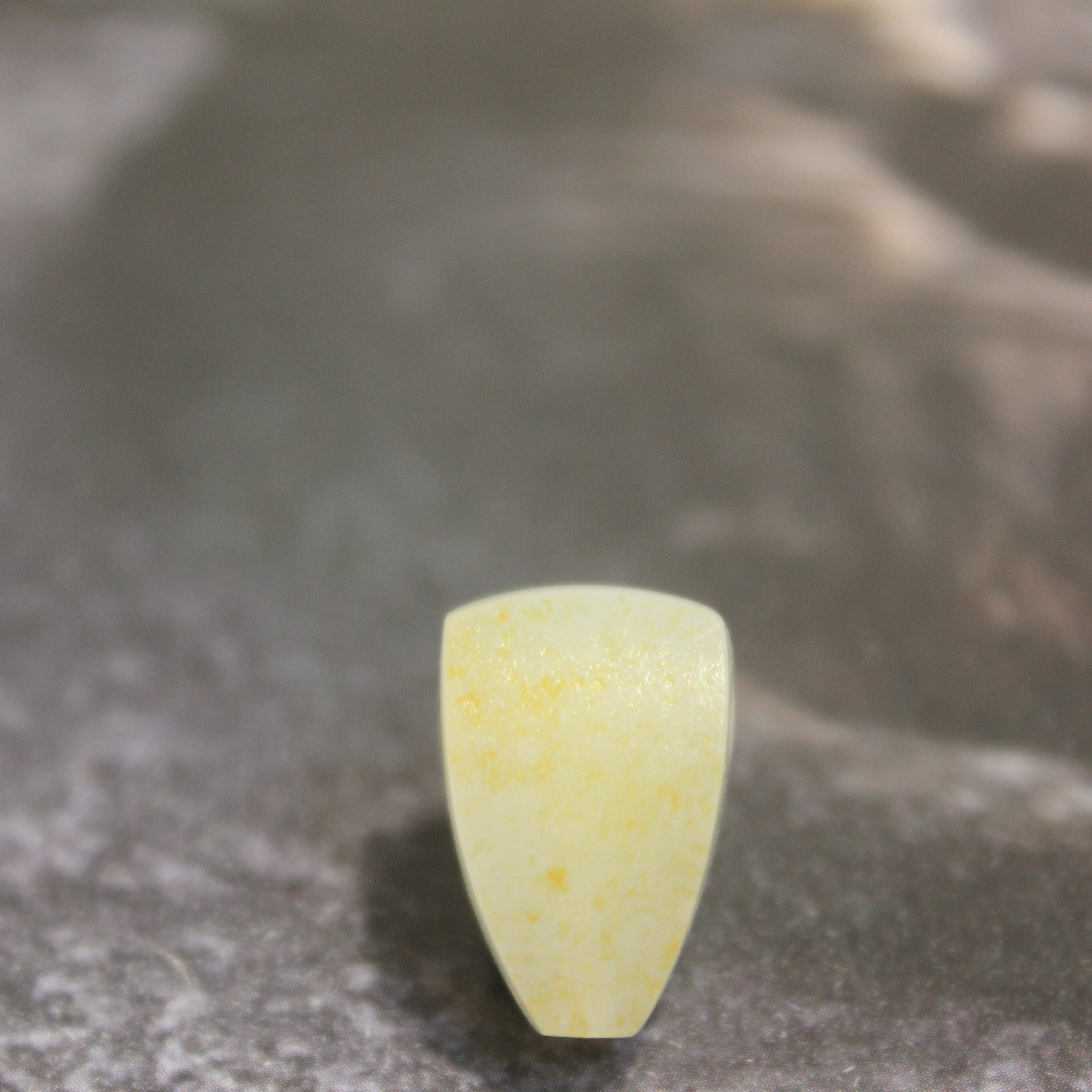 新疆和田玉 三通 留有洒金皮毛孔 羊脂级玉种 油润老熟  重2.8克