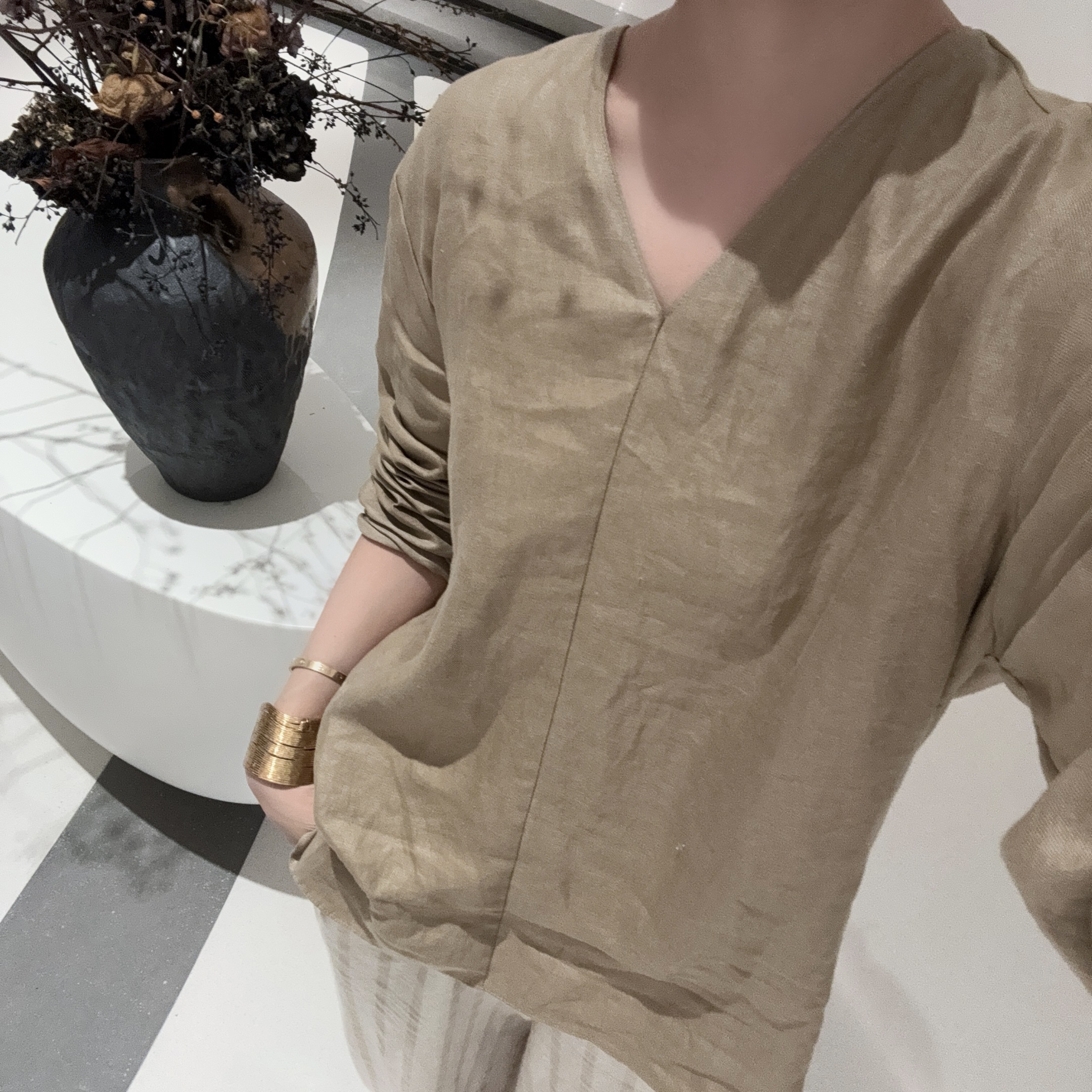 燕小姐“老钱静奢”系列金卡其色亚麻V领上衣