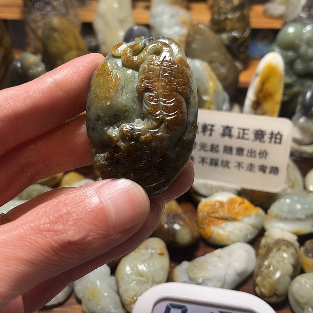 用***安和田玉未镶嵌颈饰