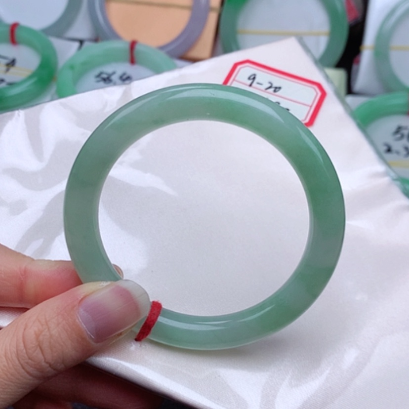 【闪购商品】翡翠手镯未镶嵌             圆条54