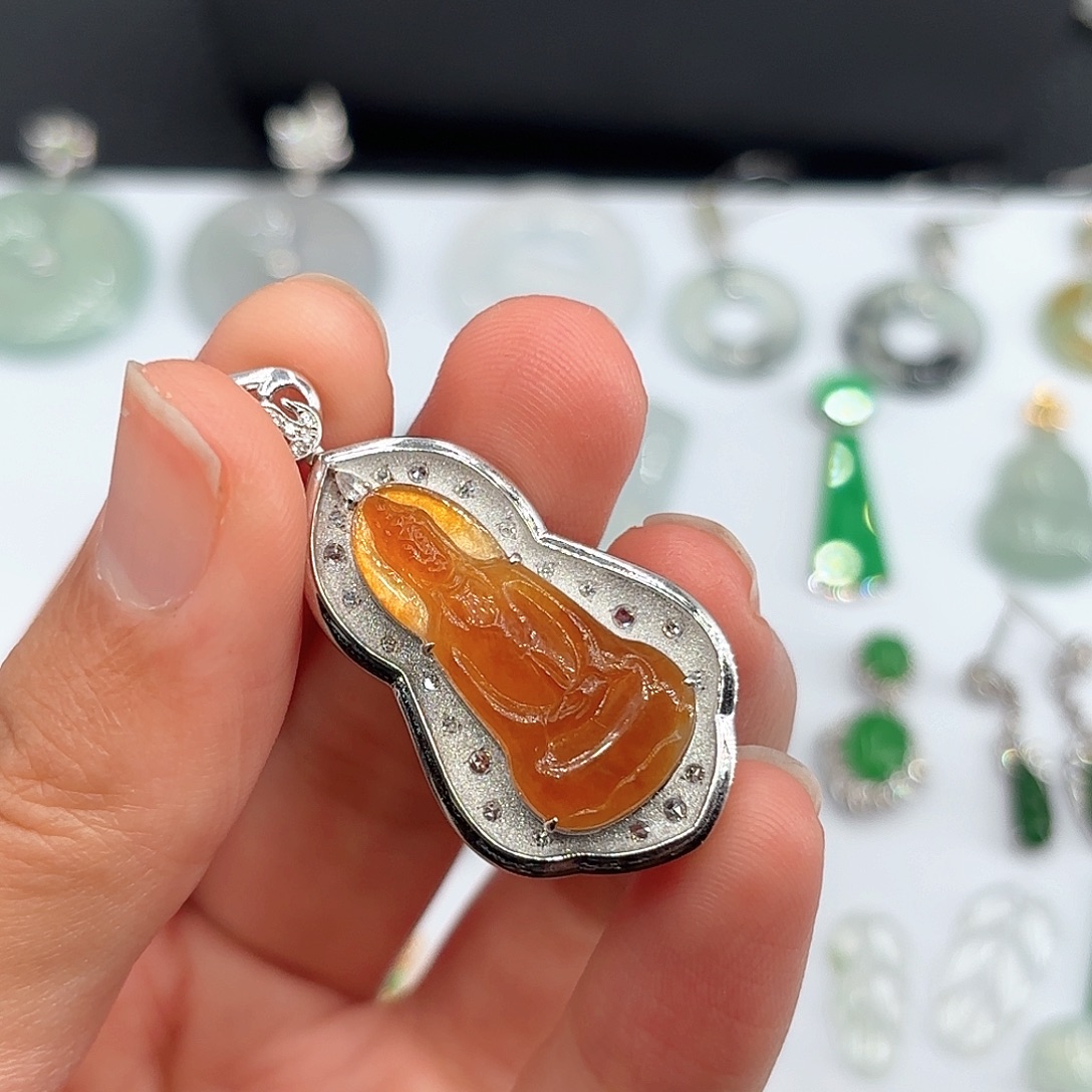 盛***青翡翠18K金镶嵌颈饰观音