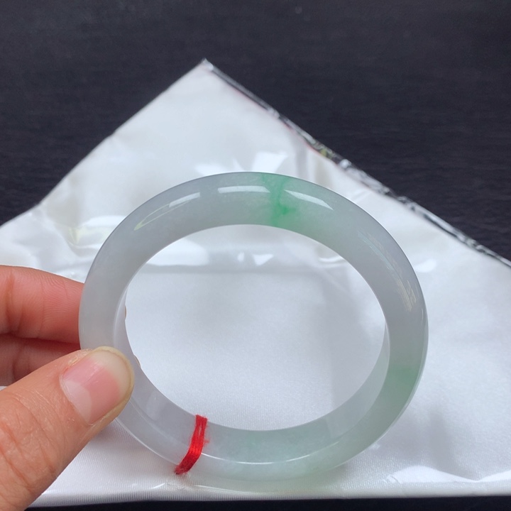 翡翠手镯未镶嵌56圈