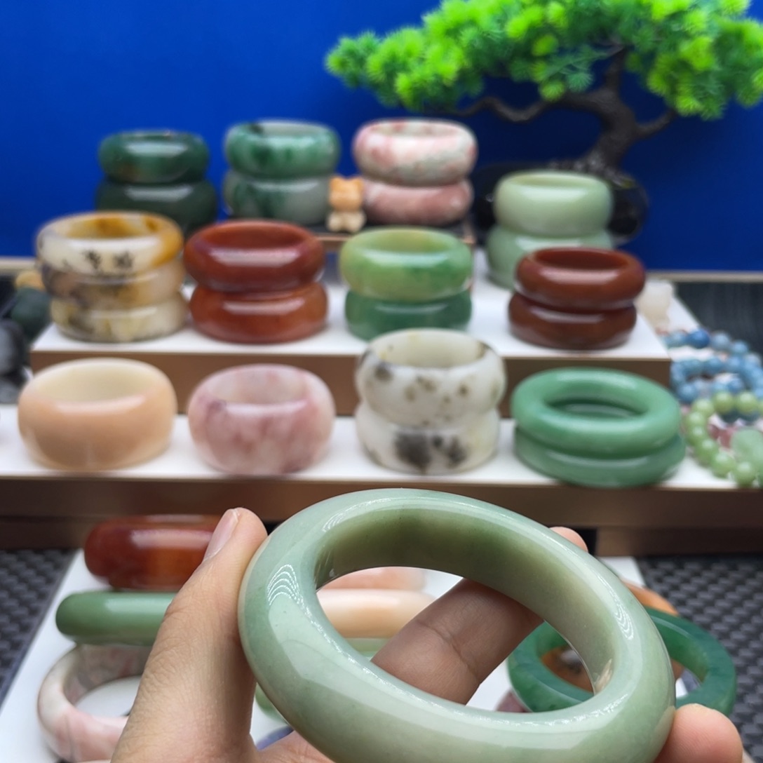 珏***石英质玉未镶嵌手镯