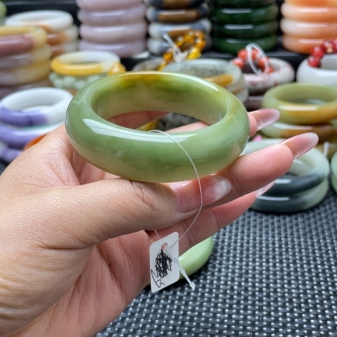 未镶嵌手镯石英岩玉