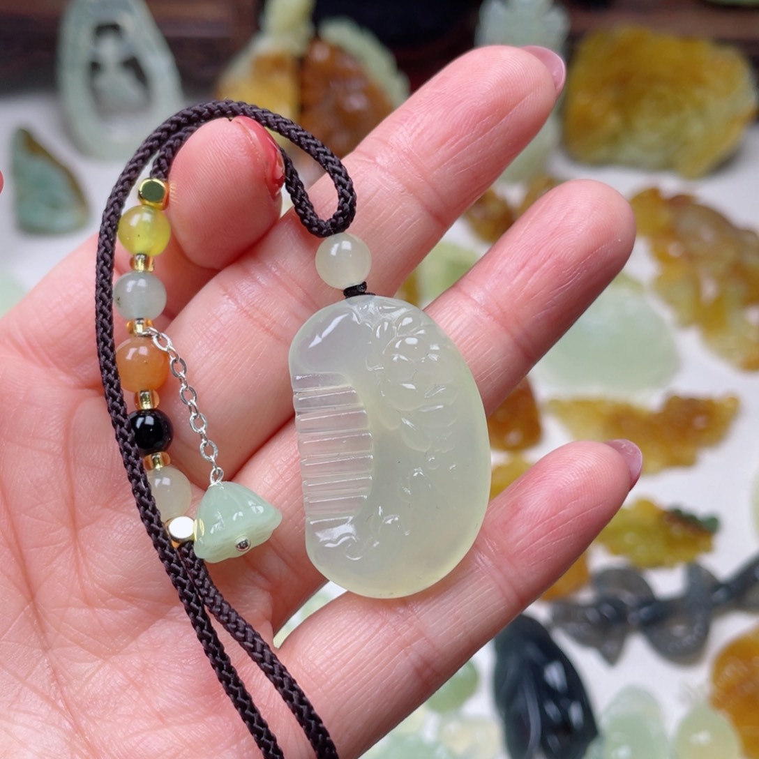 蛇纹石玉颈饰未镶嵌