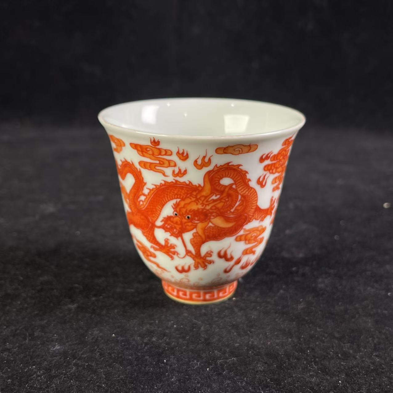 M矾红彩云龙纹杯