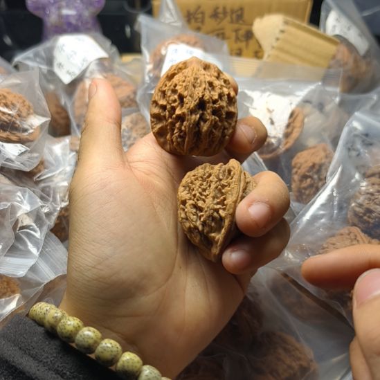 文玩核桃吊坠虎头