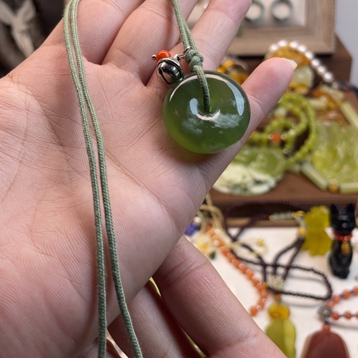 蛇纹石玉吊坠未镶嵌