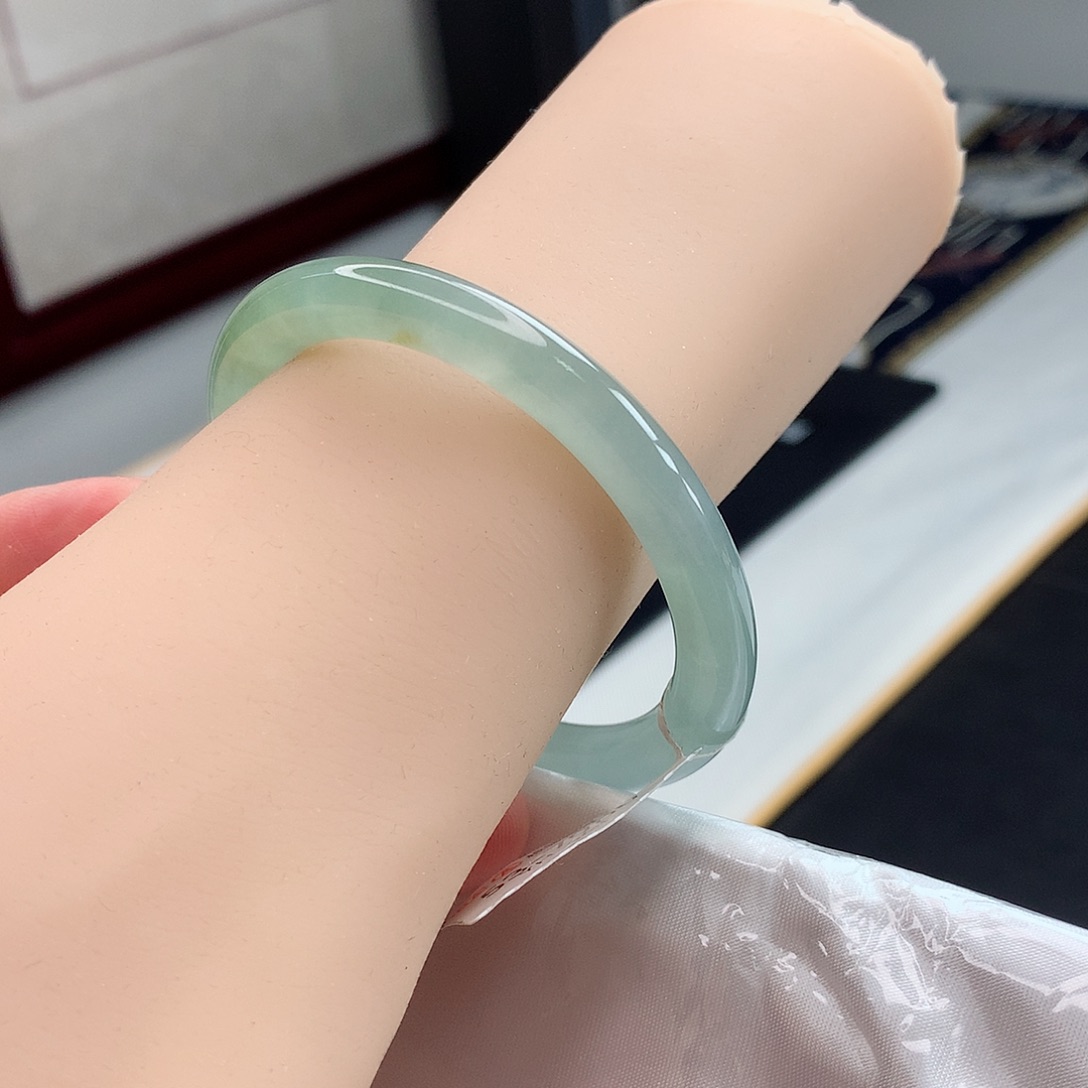 翡翠手镯未镶嵌5号 泥鳅背冰胶透美人条