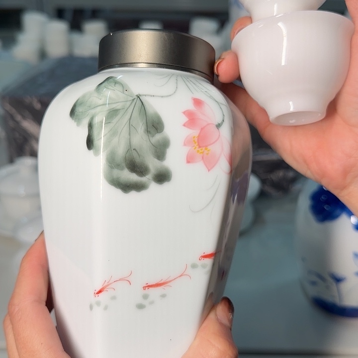 樂***天高端手绘茶叶罐荷花➕两个璞玉鸡心杯