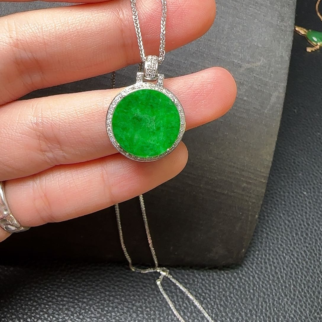 翡翠颈饰18K金镶嵌翡翠