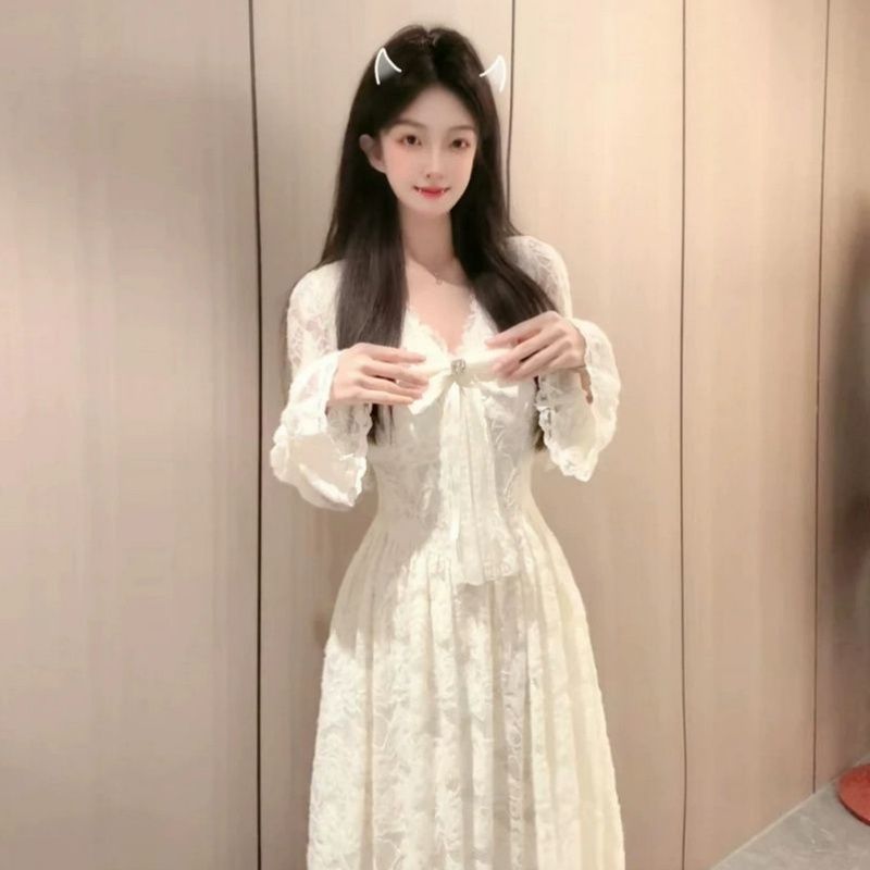 法式杏色v领蕾丝长袖连衣裙子女秋冬2025新款高级感气质收腰长裙