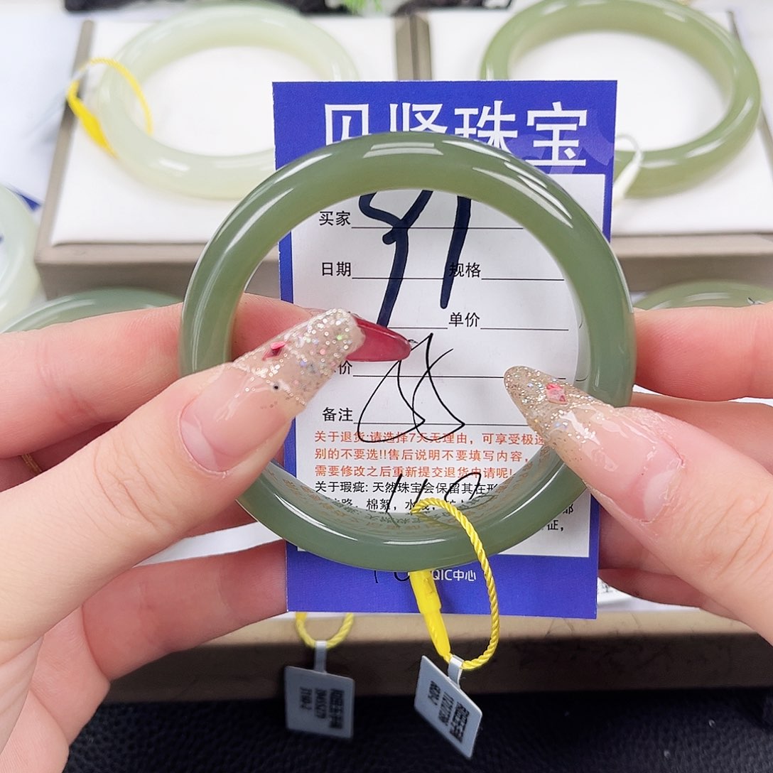 和田玉手镯未镶嵌