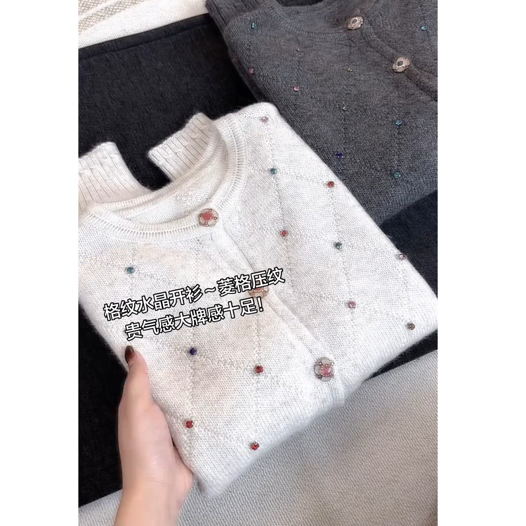 白色法式圆领格纹水晶针织开衫女秋冬新款温柔氛围感软糯大码毛衣