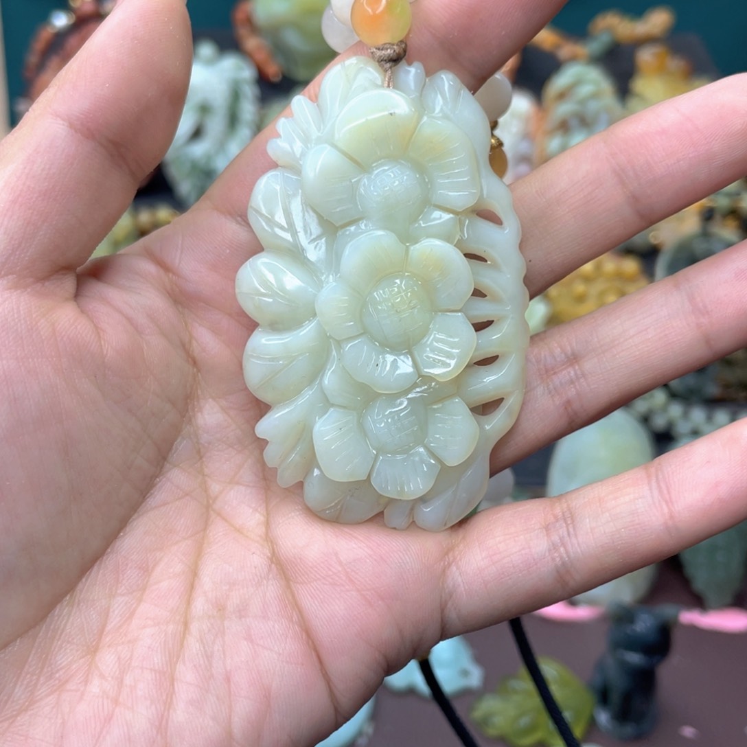 蛇纹石玉颈饰未镶嵌