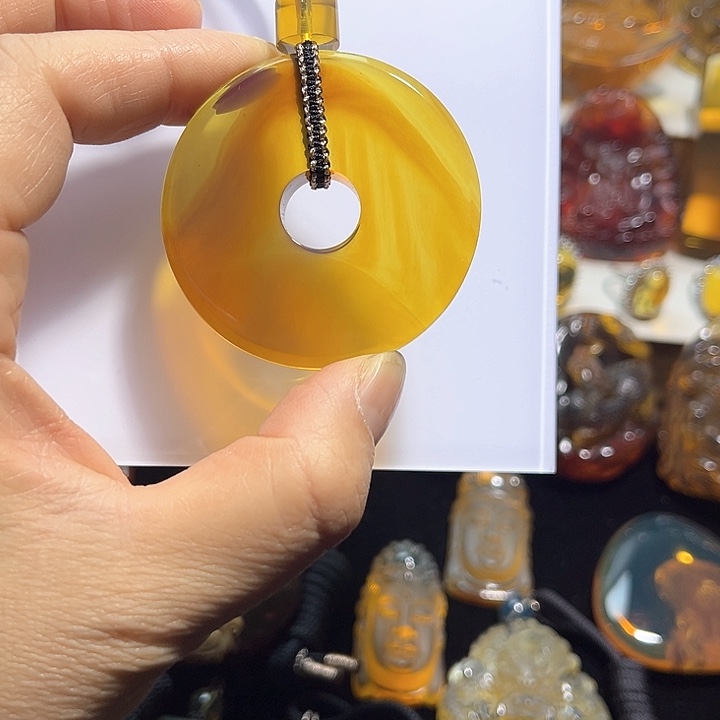 琥珀颈饰未镶嵌金棕和氏璧