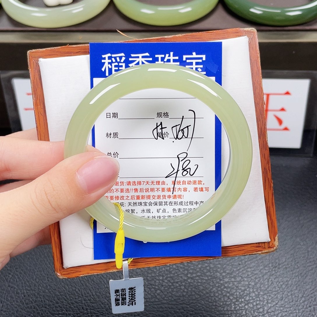 和田玉手镯未镶嵌