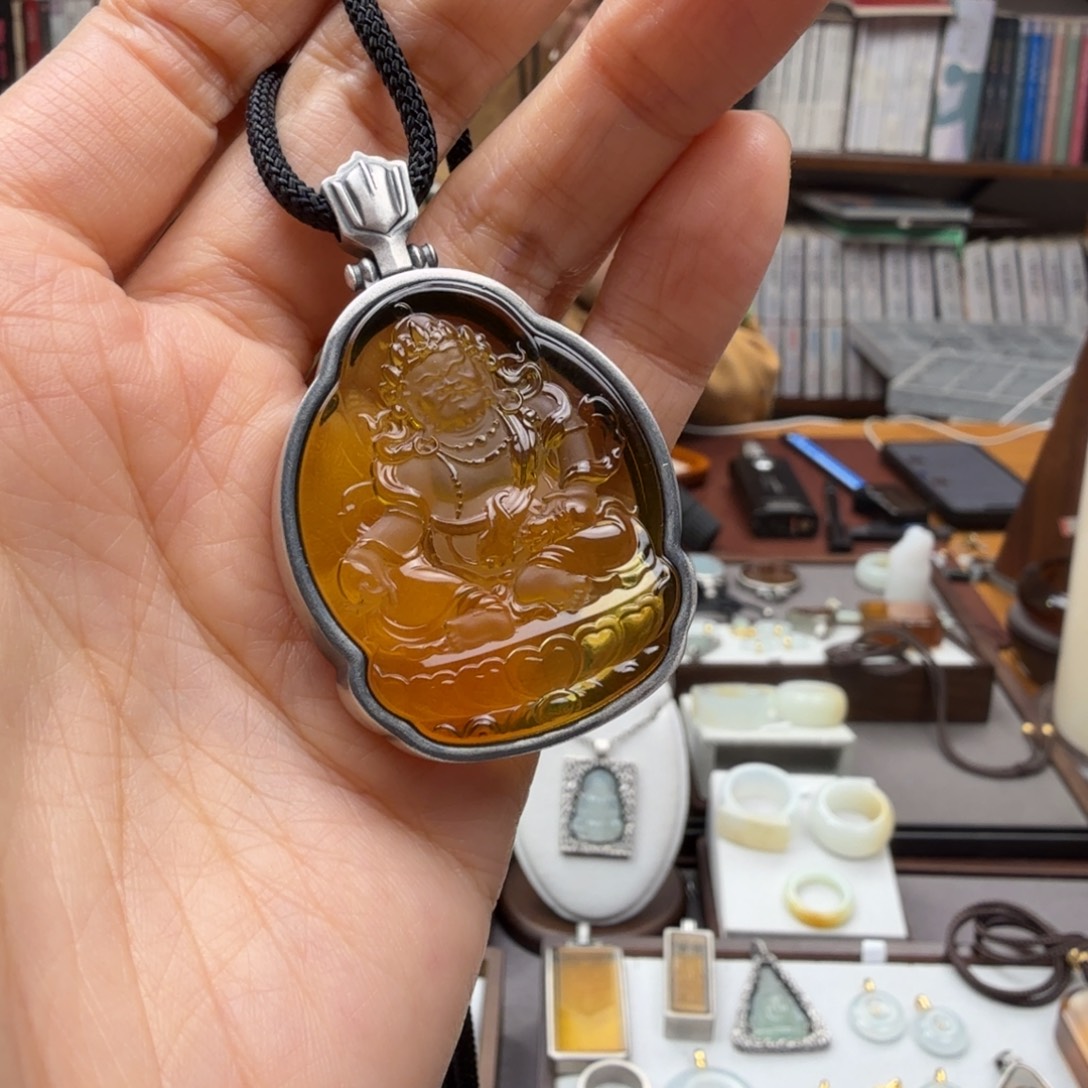 琥珀未镶嵌颈饰黄财神