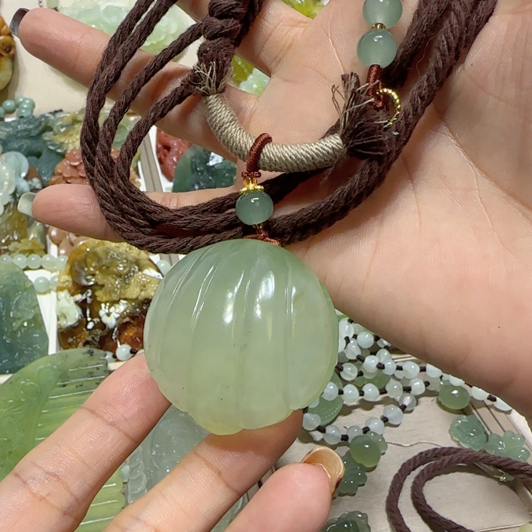 未镶嵌蛇纹石玉吊坠